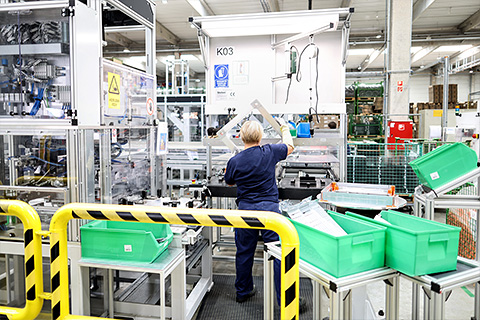  betanított munka,betanított munkás,operátor,csomagoló,csomagolás,összeszerelés,összeszerelő